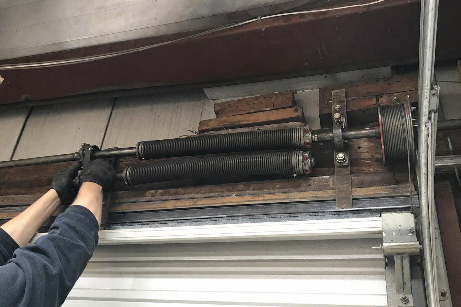 High-cycle torsion springs on the shaft above a warehouse door